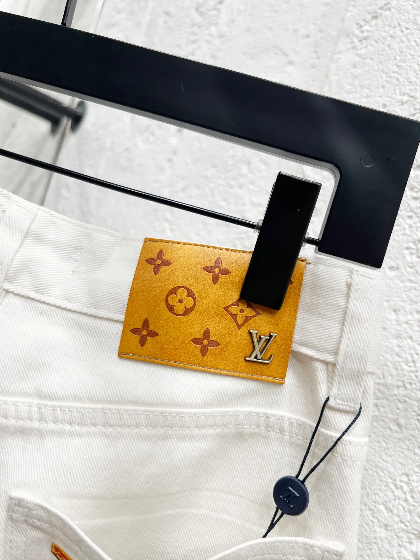 🅿️260 Style number: H946 LOUIS VUITTON & Louis Vuitton LV 25Fw jeans with patterned logo print on the back pocket. They are hand-positioned, hollowed out and frayed. The lining is decorated with custom presbyopic patches. A full set of new accessories are customized simultaneously, with perfect details. The overall texture is high-end and fashionable, an unreplicable work of art, exclusive first shipment, extremely popular heavy-duty design, and customized hardware accessories. A must-have for high street luxury travel!  Size: 28-30-32-34-36 Color: white